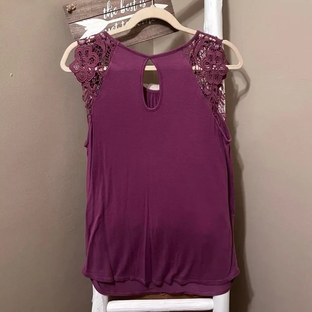 Beautiful top featuring floral crochet lace
